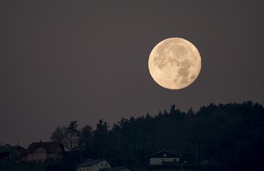 Pilnaties mitai: ar tikrai šviečiant mėnuliui padaugėja avarijų ir paūmėja ligos?