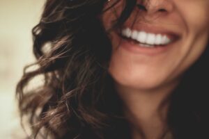 Kas yra estetinis dantų plombavimas?