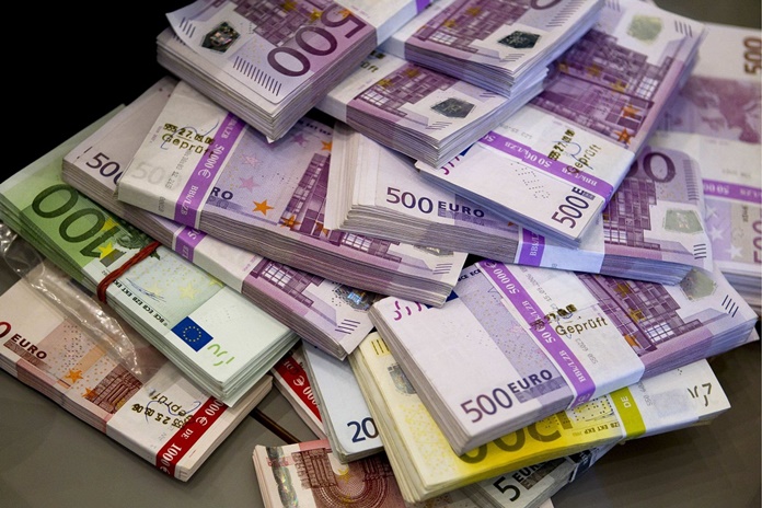 Nuo lapkričio 1 d. atsiskaitymai grynaisiais pinigais galimi tik iki 5 tūkst. eurų